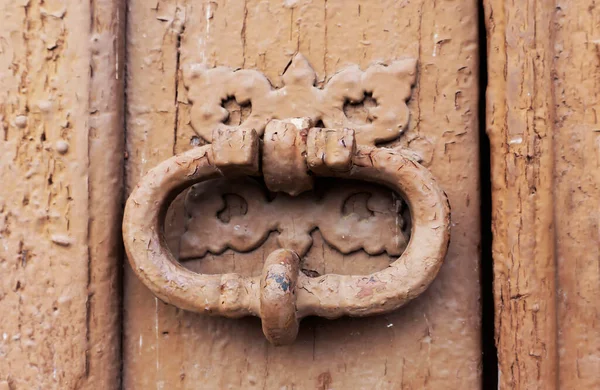 Železný Klepadlo Dřevěné Dveře — Stock fotografie