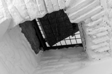 Çelik parmaklıklarla dolu bir hapishane çıkışı.