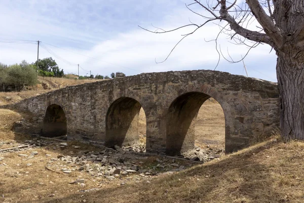 Alte Römische Brücke Almodovar Portugal Über Kleinen Trockenen Fluss — Stockfoto