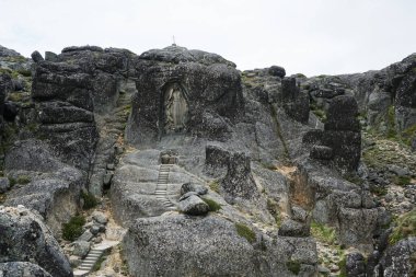 Portekiz 'in Serra da Estrela Doğal Parkı' nda Güzel Yıldızın Hanımefendisi ile oyulmuş dev bir kaya.