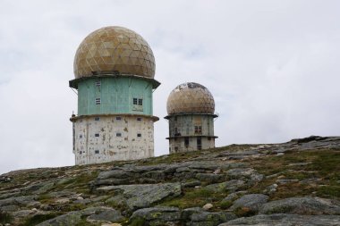 Portekiz 'deki Serra da Estrela dağının tepesinde bulunan eski radarlar.