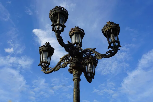 Parte Superior Lámpara Calle Contra Cielo Azul —  Fotos de Stock