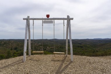 Dağ manzaralı ahşap salıncak