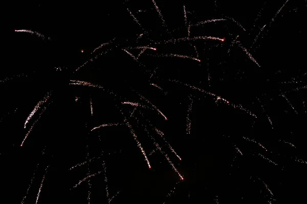 黒い空の背景に花火と敬礼のライト — ストック写真