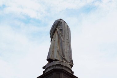 Milan, İtalya - Ağustos 2023 - Leonardo Heykelinin Arkası