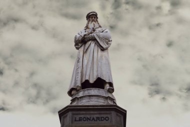 Milan, İtalya - Ağustos 2023 - Leonardo Heykeli Piazza della Scala 'da