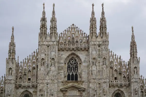 Milan, İtalya - Ağustos 2023 - Milano Duomo Katedrali