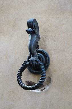 Atı bağlamak için taş duvarda demir bir halka var.