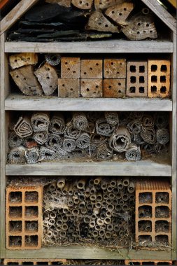 Kış uykusu ve ekolojik bahçe işleri için böcek ve arı oteli.