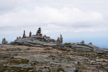 Bulutlu Gök Altında Yığılmış Kayalar                               