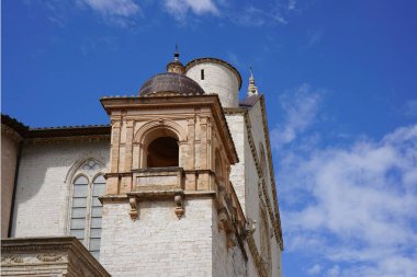 Assis Bazilikasının Mimari Detayları                               