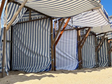 Mavi Çizgili Plaj Kabinleri Sığınağı