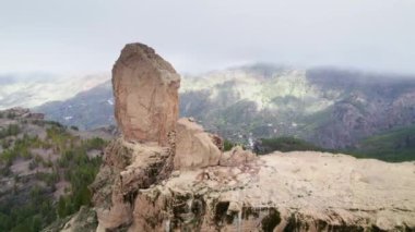 Tejeda, Gran Canaria 'da volkanik bir kaya olan Roque Nublo üzerinden uçuyor.