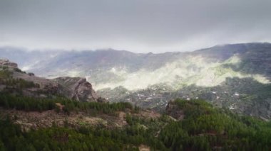 Gran Canaria Adası, Kanarya Adaları, İspanya 'da bulutlu gökyüzü ile dağların üzerinden uçmak. 