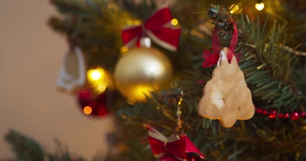 Weihnachtsbaum Voller Dekorationen Und Spielzeug Nahaufnahme Von Goldkugeln Accessoires Und — Stockvideo