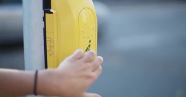 Yaya geçidi anahtarındaki trafik ışıklarında bir düğmeye basıyorum. Otomatik trafik yönetim sistemi.