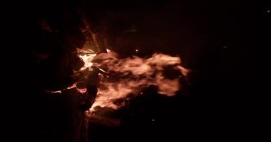 Şenlik ateşi, kamp ateşinde alevler. Yanan kırmızı kıvılcımlar gecenin küçük ateşinden yükselir. Yüksek çözünürlüklü, VFX için mükemmel.
