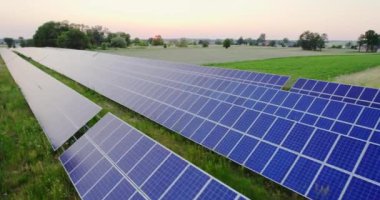 Güneş enerjisi istasyonunun hava görüntüsü, Günbatımı, yenilenebilir enerji, güneş panelleri üzerinde insansız hava aracı uçuşu, yenilenebilir yeşil enerji kavramı..