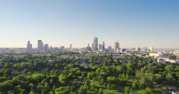 Polo Mokotowskie Campo Varsovia Parque Con Lago Rascacielos Ciudad Fondo — Vídeos de Stock