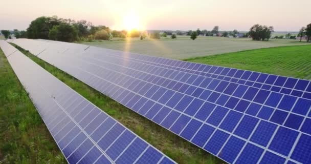 Güneş Enerjisi Istasyonunun Hava Görüntüsü Günbatımı Yenilenebilir Enerji Güneş Panelleri — Stok video