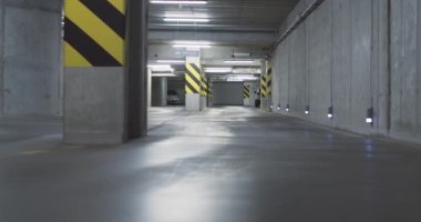 Yeraltı otoparkı, endüstriyel iç mekan, park yolları. Yeraltı garajı ya da modern araba parkı, Dolly hareketi, renk tonlu.