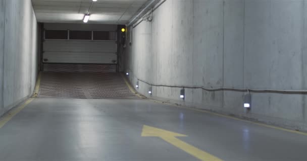Підземні Паркінги Індустріальний Інтер Паркомісця Електричні Ворота Відчиняються Постріл Колір — стокове відео