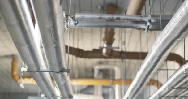 管道系统安装悬挂在工厂或地下车库的天花板上 — 图库视频影像