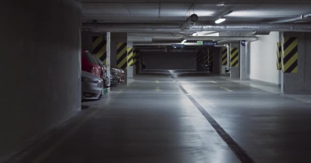 Posto Auto Sotterraneo Interni Industriali Corsie Parcheggio Garage Sotterraneo Moderno — Video Stock