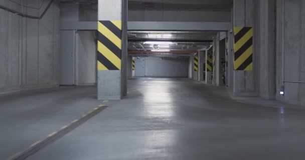 Posto Auto Sotterraneo Interni Industriali Corsie Parcheggio Garage Sotterraneo Moderno — Video Stock