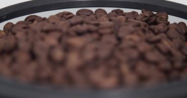 Kahve çekirdekleri kapanıyor. Öğütücüye dökülecek tahıllı kahvenin kalitesi, tarlanın derinliği ve odak noktası.