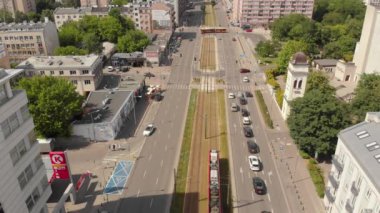 Varşova şehir merkezinin üstünden hava aracı görüntüsü Polonya 'da ufuk çizgisi