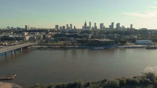 阳光明媚的日子里 市中心和斯沃托夫斯基桥的景观 空中射击 波兰华沙 — 图库视频影像