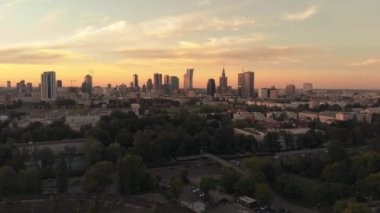 Akşamları Varşova şehir merkezinin havadan çekimini yapıyoruz. Turuncu gökyüzü ile alacakaranlık. Yukarıdan bak. Polonya.