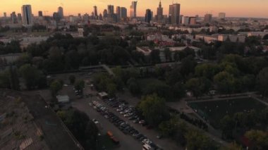 Akşamları Varşova şehir merkezinin havadan çekimini yapıyoruz. Turuncu gökyüzü ile alacakaranlık. Yukarıdan bak. Polonya.