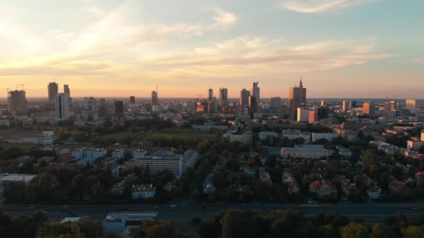 Etablerar Flygfoton Warszawas Centrum Kvällen Skymma Den Orangefärgade Himlen Utsikt — Stockvideo