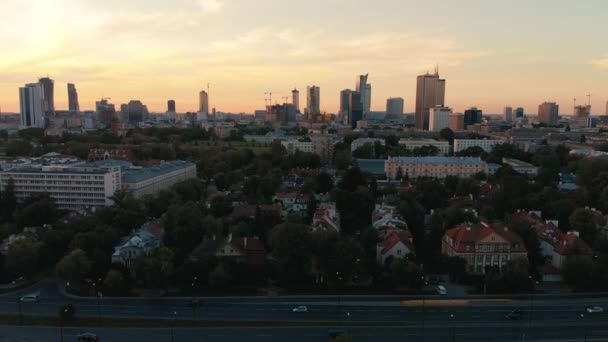 Etablerar Flygfoton Warszawas Centrum Kvällen Skymma Den Orangefärgade Himlen Utsikt — Stockvideo