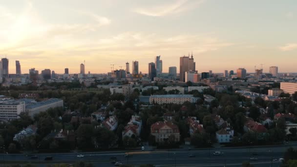 建立华沙市中心的空中拍摄在晚上 与橙色的天空的黄昏 从上面看波兰 — 图库视频影像
