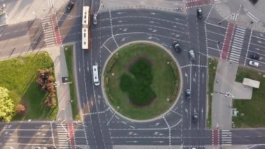Şehir trafiğinin havadan yükselen görüntüsü, üst manzara, Varşova, Polonya