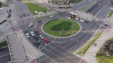 Şehir trafiğinin havadan yükselen görüntüsü, Varşova, Polonya