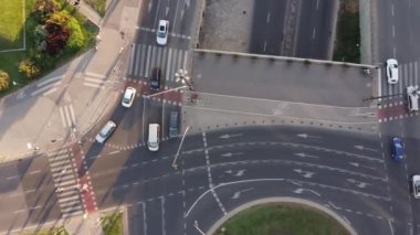 Şehir trafiğinin bir kısmının havadan yükselen görüntüsü, Varşova, Polonya