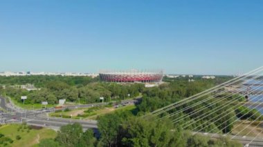Sunny Day ve Swietokrzyski Köprüsü 'ndeki Ulusal Stadyum PGE manzarası. Havadan çekim. Varşova, Polonya.