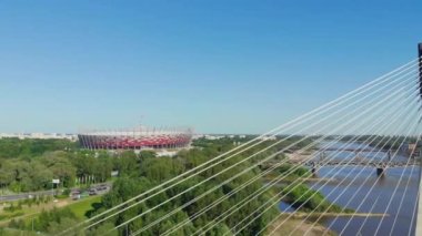 Sunny Day ve Swietokrzyski Köprüsü 'ndeki Ulusal Stadyum PGE manzarası. Havadan çekim. Varşova, Polonya.
