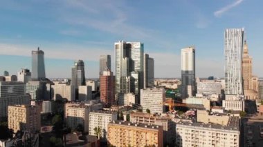 Varşova şehir merkezinin üstünden hava aracı görüntüsü Polonya 'da ufuk çizgisi