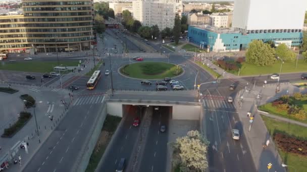 Воздушная Съемка Кольцевого Движения Города Статуя Tysiclecia Jazdy Polskiej Mokotow — стоковое видео