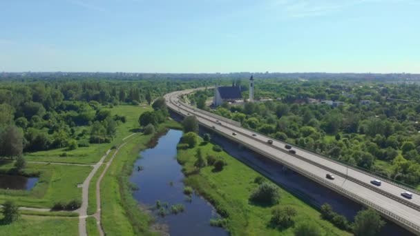 Widok Lotu Ptaka Mostu Siekierkowskiego Małych Jezior Samochody Drogowe Autostradzie — Wideo stockowe