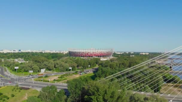 国立競技場のページの表示晴れた日とSwietokrzyski橋で 空中射撃 ポーランドのワルシャワ — ストック動画