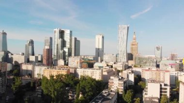 Varşova şehir merkezinin üstünden hava aracı görüntüsü Polonya 'da ufuk çizgisi