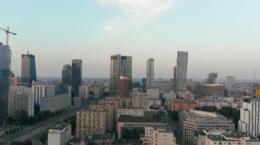 Varşova şehir merkezinden hava aracı görüntüsü alacakaranlıkta yükseliyor, Polonya