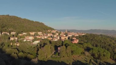 Tuscany, İtalya 'daki Gabbro kasabasının havadan görüntüsü. Dağlardaki güzel yeşil orman