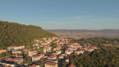 Tuscany, İtalya 'daki Gabbro kasabasının havadan görüntüsü. Dağlardaki güzel yeşil orman
